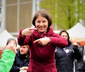 Helga Reihl lädt zum Weiterspielen ein