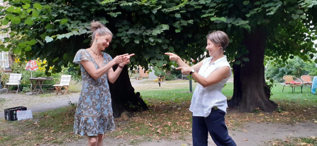 Birte Bernstein und Helga Reihl im Lindenkreis des Ägidienhofes in Lübeck